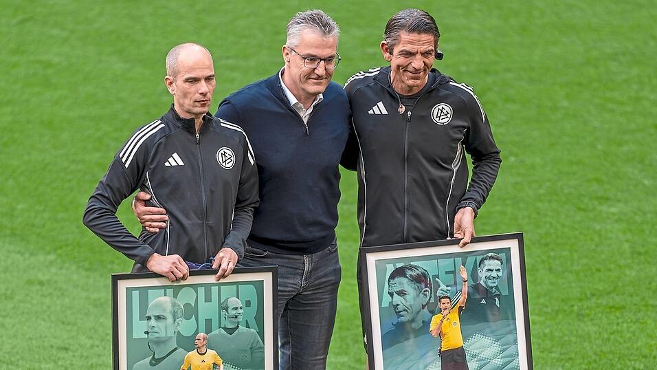 Doppelter Abschied: Christian Leicher beendete genauso wie Deniz Aytekin mit dem finalen Bundesligaspiel von Meister Bayern M&uuml;nchen gegen den FC K&ouml;ln in der Allianz-Arena seine Karriere. F&uuml;r den DFB bedankte sich Knut Kircher, (Gesch&auml;ftsf&uuml;hrer und Kommunikation der Schiri-GmbH), mit einem pers&ouml;nlichen Abschiedsgeschenk.