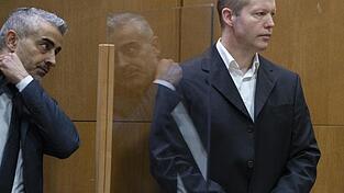 Der Hauptangeklagte Stephan Ernst (r) steht an einem Prozesstag im Dezember 2020 hinter der Anklagebank neben seinem Anwalt Mustafa Kaplan.