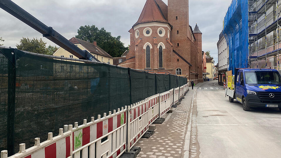Ein gro&szlig;es Eck vom Woolworth-Geb&auml;ude ist weg: So sieht es am Freitagvormittag am Steiner-Thor-Platz aus.
