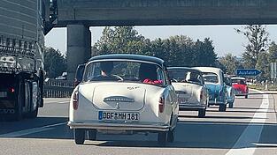 Abenteuer heute: Das erste Mal beinhaltete der Saisonausklang für die 23 Zweitakter eine Autobahnpassage.