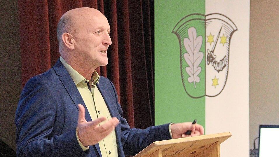 Bürgermeister Franz Aster gab einen umfangreichen Überblick über die aktuellen Projekte und Daten der Marktgemeinde Wallersdorf. Bürgermeister Franz Aster gab einen umfangreichen Überblick über die aktuellen Projekte und Daten der Marktgemeinde Wallersdorf.