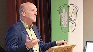 Bürgermeister Franz Aster gab einen umfangreichen Überblick über die aktuellen Projekte und Daten der Marktgemeinde Wallersdorf. Bürgermeister Franz Aster gab einen umfangreichen Überblick über die aktuellen Projekte und Daten der Marktgemeinde Wallersdorf.