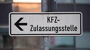 Dass der Angeklagte mit einem Gebrauchtwagen mit entstempeltem Kennzeichen auf dem Weg zur Zulassungsstelle war, nahm ihm die Richterin nicht ab. (Symbolbild) Dass der Angeklagte mit einem Gebrauchtwagen mit entstempeltem Kennzeichen auf dem Weg zur Zulassungsstelle war, nahm ihm die Richterin nicht ab. (Symbolbild)