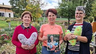 Lisa Amberger (r.) und Maria Meidinger überreichten die Spende von 500 Euro an Elfriede Baumann (Mitte). Lisa Amberger (r.) und Maria Meidinger überreichten die Spende von 500 Euro an Elfriede Baumann (Mitte).