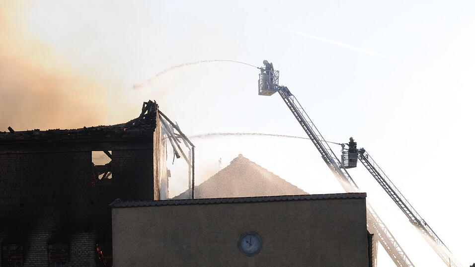 Großbrand einer ehemaliegen Ziegelei in Straubing. (Foto: Ulli Scharrer) Großbrand einer ehemaliegen Ziegelei in Straubing. (Foto: Ulli Scharrer)