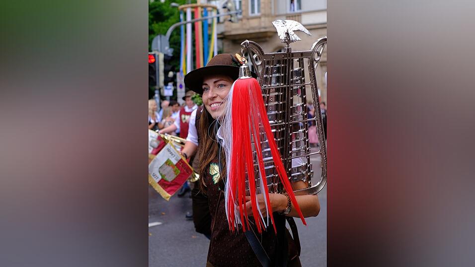 Zahlreiche Musik- und Trachtengruppen zogen nach dreij&auml;hriger Pause am Freitagabend zum Festplatz Am Hagen.