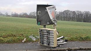 Ein unbekannter Täter hat einen Zigarettenautomaten in Passau gesprengt. Ein unbekannter Täter hat einen Zigarettenautomaten in Passau gesprengt.