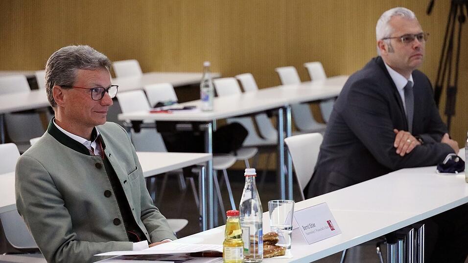 Wissenschaftsminister Bernd Sibler und Professor Markus Schneider, Wissenschaftlicher Leiter des TZ PULS, bei der Präsentation der Angebote zur Online-Lehre an der Hochschule für angewandte Wissenschaften Landshut. Wissenschaftsminister Bernd Sibler und Professor Markus Schneider, Wissenschaftlicher Leiter des TZ PULS, bei der Präsentation der Angebote zur Online-Lehre an der Hochschule für angewandte Wissenschaften Landshut.