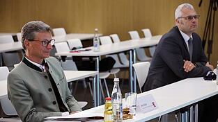 Wissenschaftsminister Bernd Sibler und Professor Markus Schneider, Wissenschaftlicher Leiter des TZ PULS, bei der Präsentation der Angebote zur Online-Lehre an der Hochschule für angewandte Wissenschaften Landshut. Wissenschaftsminister Bernd Sibler und Professor Markus Schneider, Wissenschaftlicher Leiter des TZ PULS, bei der Präsentation der Angebote zur Online-Lehre an der Hochschule für angewandte Wissenschaften Landshut.