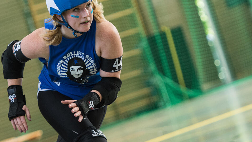 Beim Sport Roller Derby ist viel Durchsetzungsvermögen gefragt. Der Spaß steht dabei aber an erster Stelle. (Fotos: Munich Rolling Rebels)