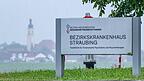 Rund 1,8 Kilometer sind es vom Bezirkskrankenhaus Straubing in Lerchenhaid bis nach Alburg. In Richtung Alburg sind die vier Männer, die aus dem BKH ausgebrochen sind, zunächst geflohen.