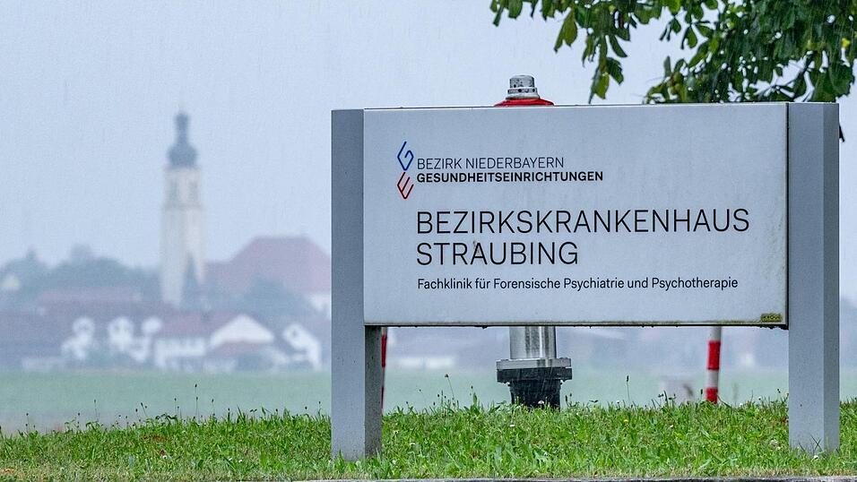 Rund 1,8 Kilometer sind es vom Bezirkskrankenhaus Straubing in Lerchenhaid bis nach Alburg. In Richtung Alburg sind die vier Männer, die aus dem BKH ausgebrochen sind, zunächst geflohen.