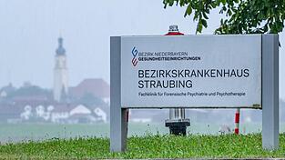 Rund 1,8 Kilometer sind es vom Bezirkskrankenhaus Straubing in Lerchenhaid bis nach Alburg. In Richtung Alburg sind die vier Männer, die aus dem BKH ausgebrochen sind, zunächst geflohen.