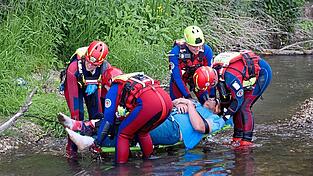 Die Wasserwacht im Einsatz beim Bergen der Verletzten.