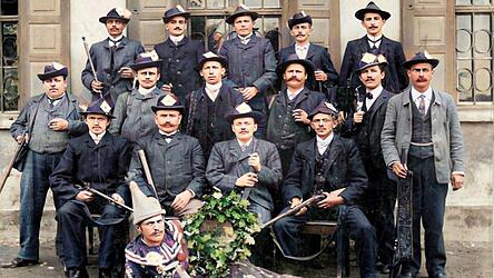 Der Schützenverein vor dem Gasthaus Apfelbeck.