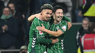 Der Torsch&uuml;tze und sein Vorlagengeber: Justin Njinmah (l) und Yukinari Sugawara vom SV Werder Bremen.