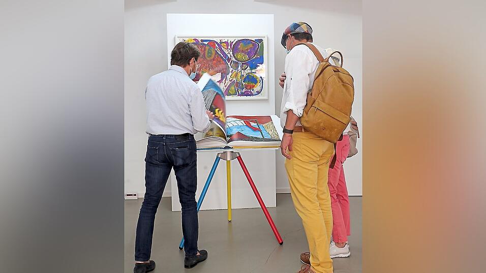 In der Galerie 'Laprojects' gab es Kunst aus Los Angeles zu sehen. Nicht immer passten dabei die Farben der Hosen so gut zu den Beinen des Buchständers.