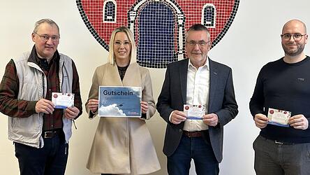 Bettina Zi&szlig;elsberger freut sich &uuml;ber den Hauptgewinn mit (v.l.) dem Vorsitzenden des OHO-Stadtmarketings, Siegfried Liebl, Pilot und Sponsor Ewald Schiller und Benjamin Alber (Referent des Stadtmarketings).