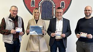 Bettina Zi&szlig;elsberger freut sich &uuml;ber den Hauptgewinn mit (v.l.) dem Vorsitzenden des OHO-Stadtmarketings, Siegfried Liebl, Pilot und Sponsor Ewald Schiller und Benjamin Alber (Referent des Stadtmarketings).