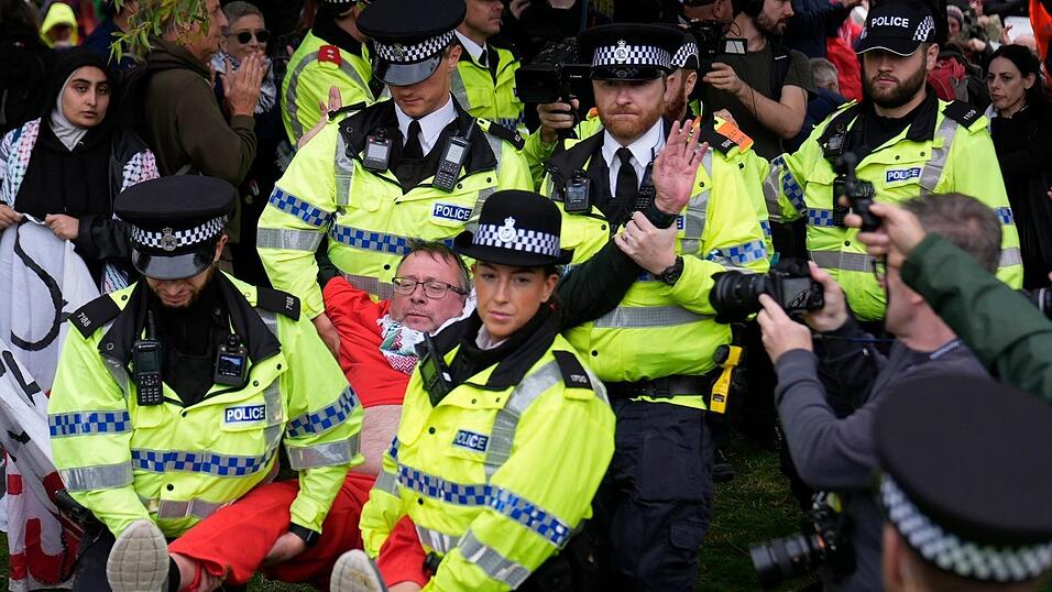 Die Polizei in Liverpool hat Dutzende Demonstranten festgenommen. Die Polizei in Liverpool hat Dutzende Demonstranten festgenommen.