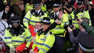 Die Polizei in Liverpool hat Dutzende Demonstranten festgenommen.