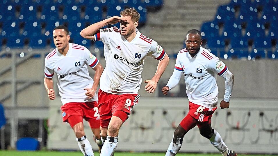 BUNDESLIGA-RÜCKKEHR IN SICHT für den Hamburger SV und Torjäger Simon Terodde (M.), der Jan Gyamerah (l.), David Kinsombi und Co. in die Bundesliga schießen soll, weshalb der SSV Jahn Regensburg laut Trainer Mersad Selimbegovic im Volkspark vor einer 'brutalen Herausforderung' steht. BUNDESLIGA-RÜCKKEHR IN SICHT für den Hamburger SV und Torjäger Simon Terodde (M.), der Jan Gyamerah (l.), David Kinsombi und Co. in die Bundesliga schießen soll, weshalb der SSV Jahn Regensburg laut Trainer Mersad Selimbegovic im Volkspark vor einer 'brutalen Herausforderung' steht.