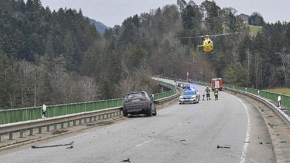 Bei einem Unfall auf der Staatsstraße 2622 in Hutthurm starb eine 59-jährige Frau, ein 55-Jähriger wurde schwer verletzt. Bei einem Unfall auf der Staatsstraße 2622 in Hutthurm starb eine 59-jährige Frau, ein 55-Jähriger wurde schwer verletzt.