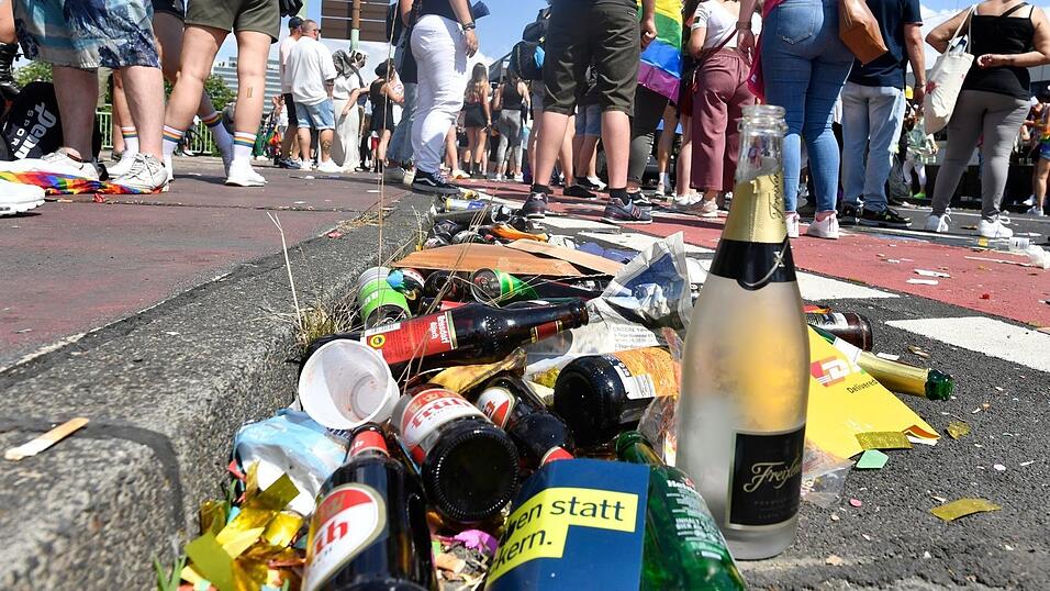 In Köln liegen leere Pfandflaschen am Straßenrand. (Archivbild)
