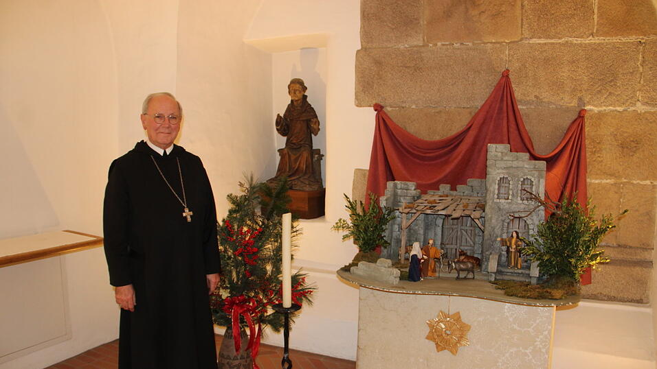 Abt Athanasius Berggold in der Benedikt-Kapelle des Klosters Metten.