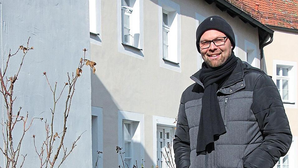 'Besenstrich für Besenstrich' will Thomas Winderl in seine neue Aufgabe hineinwachsen: Ab September 2021 übernimmt der Seelsorger die Stadtpfarrei Mariä Himmelfahrt in Bad Kötzting. 'Besenstrich für Besenstrich' will Thomas Winderl in seine neue Aufgabe hineinwachsen: Ab September 2021 übernimmt der Seelsorger die Stadtpfarrei Mariä Himmelfahrt in Bad Kötzting.