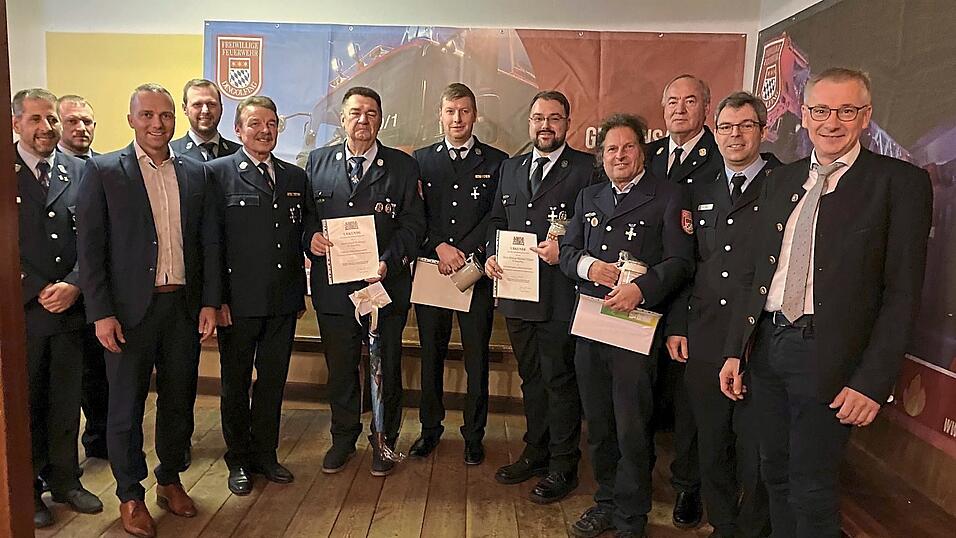 Die Vorstandschaft der Feuerwehr sowie Bürgermeister Armin Grassinger, Kreisbrandrat Josef Kramhöller und Landrat Werner Bumeder mit einem Teil der geehrten Mitglieder. Die Vorstandschaft der Feuerwehr sowie Bürgermeister Armin Grassinger, Kreisbrandrat Josef Kramhöller und Landrat Werner Bumeder mit einem Teil der geehrten Mitglieder.