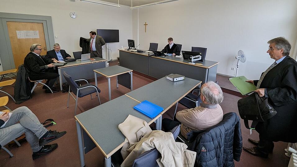 Im Streit um eine einstweilige Verfügung, ob ein Hausbesitzer mit Fernwärme versorgt werden muss, obwohl er mit seinen Zahlungen 1.800 Euro im Rückstand ist, trafen sich die Konfliktparteien am Amtsgericht.