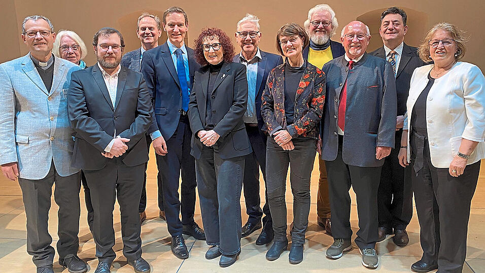 Sprachen sich beim Festakt zur 'Woche der Br&uuml;derlichkeit' f&uuml;r Gespr&auml;che und Bildung aus, um ein gutes Miteinander zu erreichen: Moderator Hasso von Winning (4.v.r.), Anna Zisler (6.v.l.), Vorsitzende der j&uuml;dischen Gemeinde Straubing, Schirmherr Regierungspr&auml;sident Rainer Haselbeck (5.v.l.), Podiumsteilnehmer aus den Konfessionen, Mitglieder der GCJZ sowie Vertreter der Stadt und des Landkreises.