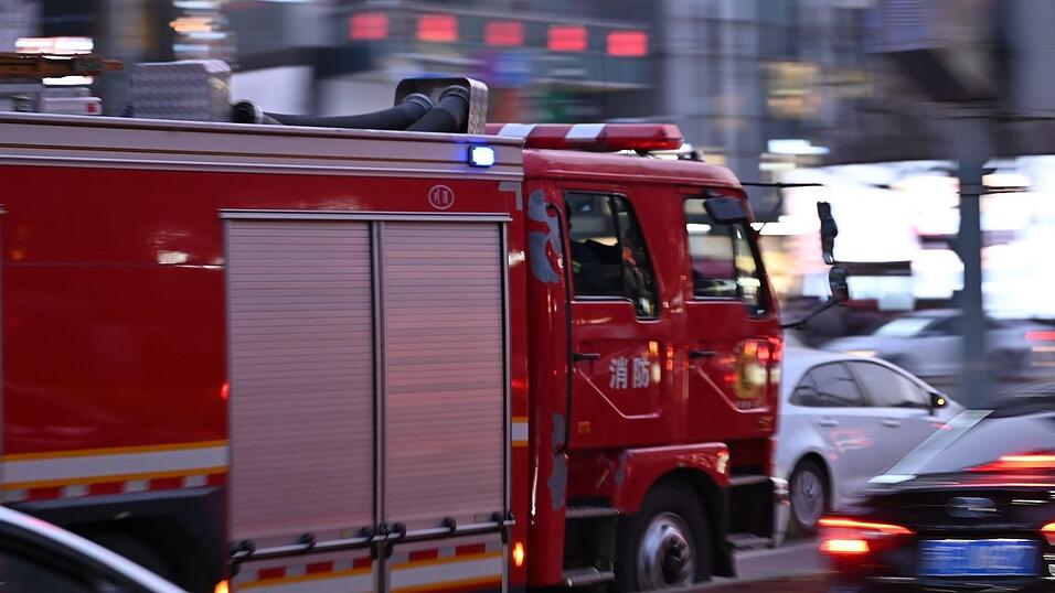 In der chinesischen Hafenstadt Qingdao ist auf einem Frachter ein Brand ausgebrochen. (Symbolbild) In der chinesischen Hafenstadt Qingdao ist auf einem Frachter ein Brand ausgebrochen. (Symbolbild)