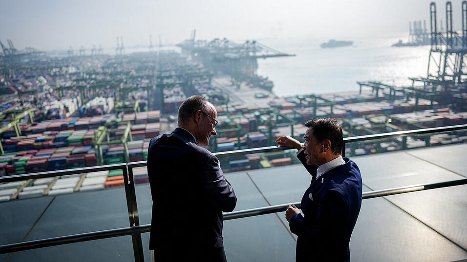 Bundeskanzler Friedrich Merz besucht auf seiner Asien-Reise den Containerhafen von Singapur. Bundeskanzler Friedrich Merz besucht auf seiner Asien-Reise den Containerhafen von Singapur.