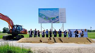 Vertreter der Politik, der Wirtschaft, der Deutschen Bahn und vom Hafen Straubing-Sand beim Spatenstich f&uuml;r das KV-Terminal.
