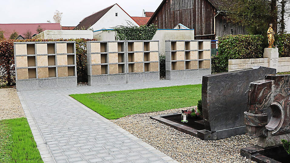 F&uuml;r die neue Urnenwand in Elsendorf sind die Geb&uuml;hren festgesetzt worden.