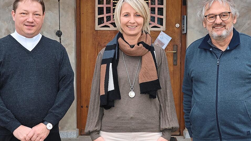 Pfarrer Richard Greul (r.) dankte dem scheidenden Verwaltungsleiter Herbert Neumaier und wünschte Daniela Blomoser einen guten Start bei ihrer neuen Aufgabe.