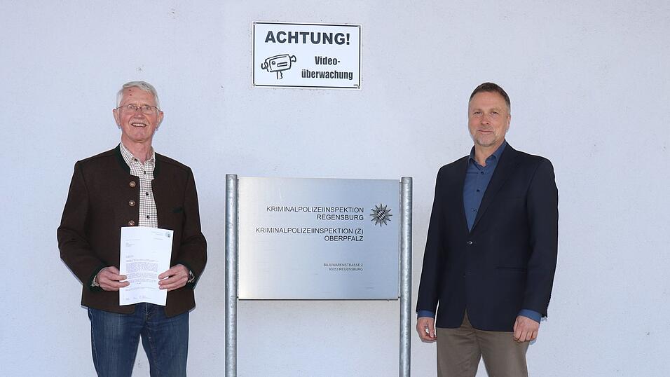 Herr Alois Frank (links) und Robert Fuchs, der Leiter der Regensburger Kriminalpolizeiinspektion, bei der &Uuml;bergabe.