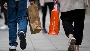 Viele Menschen in Deutschland sparen laut Umfrage bevorzugt bei Kleidung. Viele Menschen in Deutschland sparen laut Umfrage bevorzugt bei Kleidung.