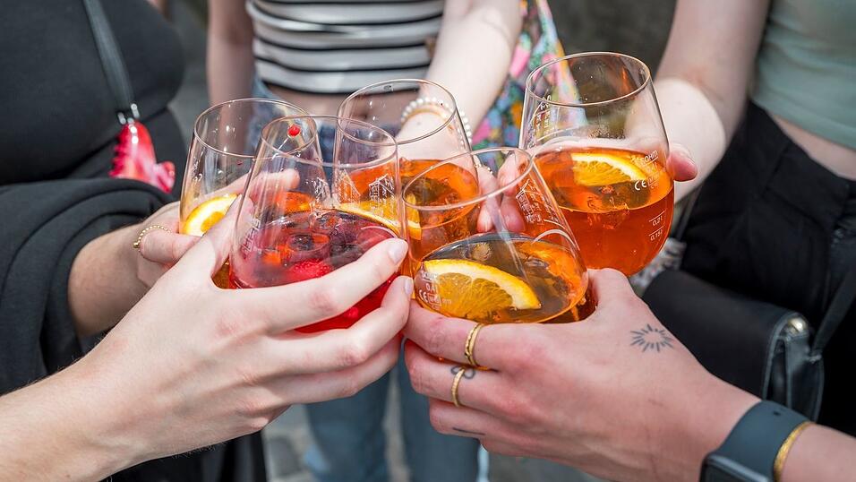 Salute, Cheers, Prost: Fünf Personen stoßen mit Aperol Spritz an. (Archivbild) Salute, Cheers, Prost: Fünf Personen stoßen mit Aperol Spritz an. (Archivbild)