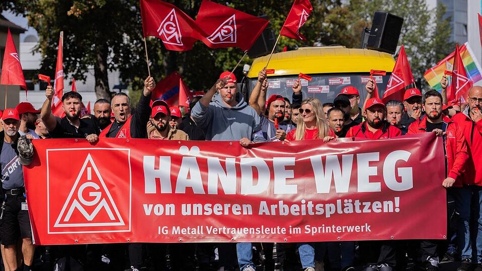Bei Mercedes-Benz sind viele Beschäftigte in der IG Metall organisiert. (Archivbild) Bei Mercedes-Benz sind viele Beschäftigte in der IG Metall organisiert. (Archivbild)