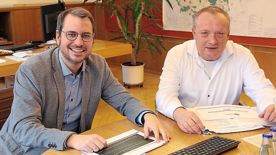 Hans Herrmann (r.) stellte im B&uuml;ro von B&uuml;rgermeister Matthias Kohlmayer die Zahlen vor.