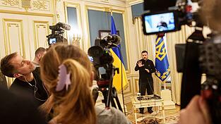 Viel wurde &uuml;ber ein zuk&uuml;nftiges Rohstoff-Abkommen zwischen den USA und der Ukraine spekuliert, doch geht es Selenskyj zufolge erst einmal nur um ein Rahmenabkommen.