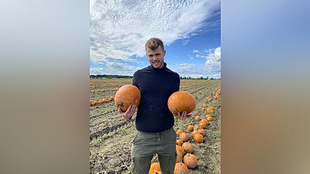 Landwirt Florian Schmid führt das Gut Hermannsdorf in Aiterhofen.