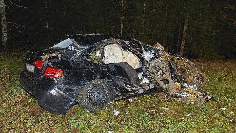 Der 21-jährige Fahrer soll alkoholisiert am Steuer gesessen haben. Der 21-jährige Fahrer soll alkoholisiert am Steuer gesessen haben.