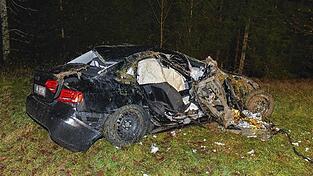 Der 21-jährige Fahrer soll alkoholisiert am Steuer gesessen haben. Der 21-jährige Fahrer soll alkoholisiert am Steuer gesessen haben.