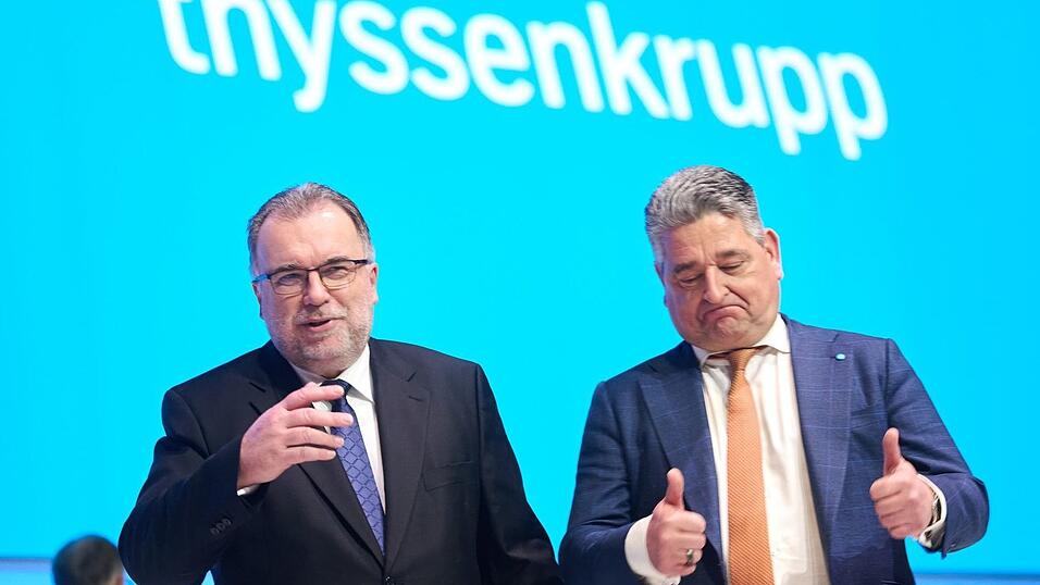 Thyssenkrupp-Chefaufseher Russwurm (li.) und Vorstandschef López lassen sich vor Beginn der Hauptversammlung fotografieren. Thyssenkrupp-Chefaufseher Russwurm (li.) und Vorstandschef López lassen sich vor Beginn der Hauptversammlung fotografieren.