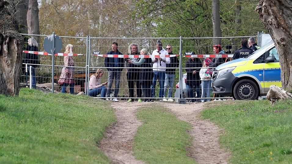 Das Schicksal des bei Wismar gestrandeten Wals besch&auml;ftigt die Menschen emotional.