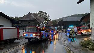 Ein Blitzeinschlag setzte den Dachstuhl in Brand. Ein Blitzeinschlag setzte den Dachstuhl in Brand.